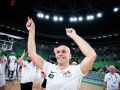 Carles Marco celebra la medalla de bronce europea lograda al frente de la selección masculina sub-20
