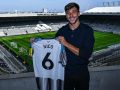 Nico posa con la camiseta del Newcastle en St.James' Park
