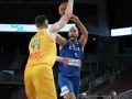 Dmytro Skapintsev intenta taponar un tiro de griego Nick Calathes