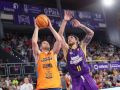 El motor diésel del Básquet Coruña sigue en estado óptimo Paul Jorgensen entra a canasta ante la defensa de Spencer Littleson