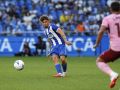 Mario Soriano da un pase en el Dépor-Valencia