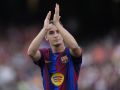 Casadó saluda a la afición del Barça tras un partido en el Camp Nou