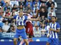 Ximo Navarro disputa un balón aéreo en el Deportivo-Valencia ante la mirada de Lucas Noubi