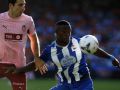 Bil Nsongo, un león indomable que suma pese a no rematar Bil Nsongo intenta controlar el balón ante la oposición de Tárrega