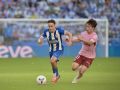 Luismi Cruz conduce para superar a Sato, en el Deportivo-Valencia