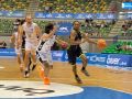 Alonzo Verge Jr. bota el balón durante el partido contra el Bilbao Basket en el Coliseum de Burgos