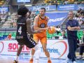 Acción de Tomas Dimsa durante el San Pablo Burgos-Leyma Básquet Coruña
