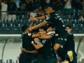 Los compañeros abrazan a Bouldini tras el gol de la victoria