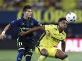 Alex Freeman protege el balón ante Fran García durante el partido de la quinta jornada entre Villarreal y Betis disputado en el estadio de La Cerámica