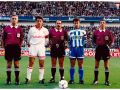 Jiménez y Fran posan con el trío arbitral antes del Dépor-Sevilla del 11 de diciembre de 1994