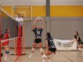 La colocadora del Zalaeta Tania Alvite da un pase a su compañera en la final de la Copa Galicia contra el Emevé