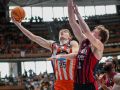 Karlis Silins entra a canasta en el Básquet Coruña-Baskonia de la jornada final de la ACB 2024-25