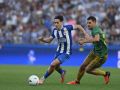 Luismi Cruz supera a Dani Ceballos durante el Dépor-Betis en Riazor