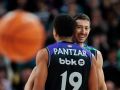 Aleix Font celebra con Melwin Pantzar una canasta en un partido de la temporada