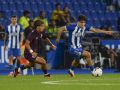 Noé Carrillo conduce la pelota en el Deportivo - Oporto