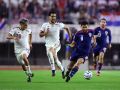 Mikel Merino persigue a Mateo Kovacic en presencia de Pedri en el encuentro entre Croacia y España correspondiente a la Nations League disputado en Split