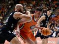 Dmytro Skapintsev ataca la defensa de Bastien Vautier durante el Básquet Coruña-Bilbao Basket