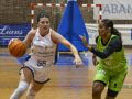 Brenda Fontana entra a canasta durante un partido de pretemporada