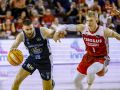 Dominik Mavra ataca la defensa de Lukasz Kolenda durante el Manresa-Breogán