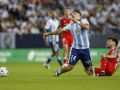 Rafa Rodríguez cae ante Javi Hernández durante el partido entre Málaga y Espanyol este viernes en el estadio de La Rosaleda