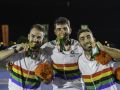 Manu Taibo rodeado por Patxi Peula y Chevi Guzmán, con el oro en el podio de los World Skate Games