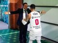 Galbiati y Howard se abrazan tras un partido contra Unicaja en diciembre de 2025