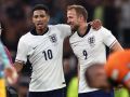 Jude Bellingham (L) of England and Harry Kane