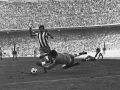 Seoane se lanza ante Luis con Rubiñán (i) y Bustillo (d, en el suelo) como testigos durante la última jornada de Primera 1972-73, en la que el Atlético se proclamó campeón y el Deportivo descendió
