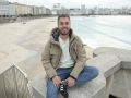 Brais Mahía posa para el reportaje en el Paseo Marítimo de A Coruña