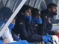 Noé Carrillo y Bil Nsongo siguen con atención desde el banquillo la primera parte del Fabril-Ávila