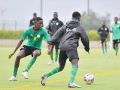 Papa Samsou. con el dorsal 14, durante un entrenamiento con las categorías inferiores de la selección senegalesa