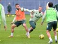 El Cádiz multiplica su pólvora antes de visitar Riazor Javi Ontiveros (d), durante el entrenamiento de este jueves del equipo cadista