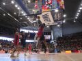 Mus Barro entra a canasta durante el partido