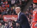 Carles Marco da instrucciones a sus jugadores durante el partido ante Cantabria