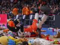 Leymita, mascota del equipo, se tira en el suelo del Coliseum durante la lluvia de peluches del descanso