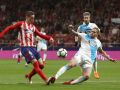 Fernando Torres, rematando ante Albentosa en uno de los últimos precedentes del Deportivo contra el Atlético de Madrid