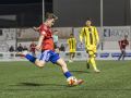 Marc Lachèvre se prepara para golpear el balón durante el partido contra el Oviedo B en As Eiroas