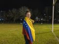 Mariana Romero, jugadora del CRAT, posa con la bandera de Venezuela en el campo del Campus de Elviña