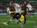 El ex del Dépor Pablo Insua trata de impedir el avance de un rival durante el duelo entre el Racing de Santander y el Zaragoza