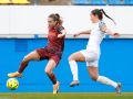 Bárbara controla el esférico ante Majarín en el partido entre Badalona y Deportivo