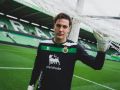 Simon Eriksson posando con la camiseta del Racing