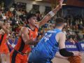 Caio Pacheco defiende a Stymir Thastarson en el duelo de la primera vuelta entre el CB Zamora y el Leyma Básquet Coruña