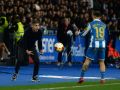Antonio Hidalgo dándole el balón a Luismi Cruz durante un partido
