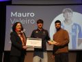 Mauro Valeiro, rodeado por Belén Docampo, delegada territorial de la Xunta de Galicia en A Coruña, y Bruno Saavedra, jugador del Liceo