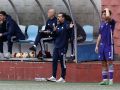 El entrenador Borja Guerreiro y Eli Flores, en un partido de esta temporada