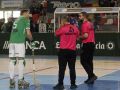 César Carballeira habla con los árbitros en un partido del Liceo de esta temporada