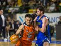 Jacobo Díaz ataca a Sean McDonnell en el derbi en el Paco Paz
