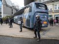 El bus del Málaga, escoltado por la policía durante el Dépor-Málaga del curso 2024-25
