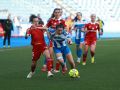 Lucía Rivas trata de dejar atrás a Esther Martín-Pozuelo en el encuentro entre Deportivo y Sevilla