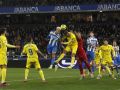 Stoichkov, intentando rematar un córner en el Deportivo-Cádiz